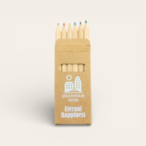 Set de 6 lápices de colores presentado en una caja personalizada con el logo oficial de la Asamblea Internacional 2026 "Felices para siempre"
