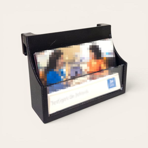 Portatarjetas horizontal para tarjetas de contacto JW instalado en exhibidor de literatura